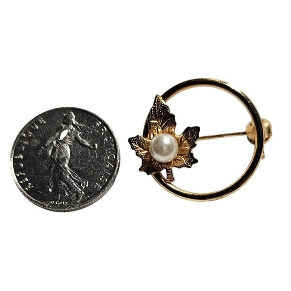 Vintage Gold Circle Maple Leaf Brooch With Faux Pearl Accent Pin 1 inch - Picture 4 of 5